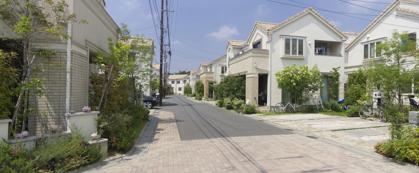 住宅街の舗装道路